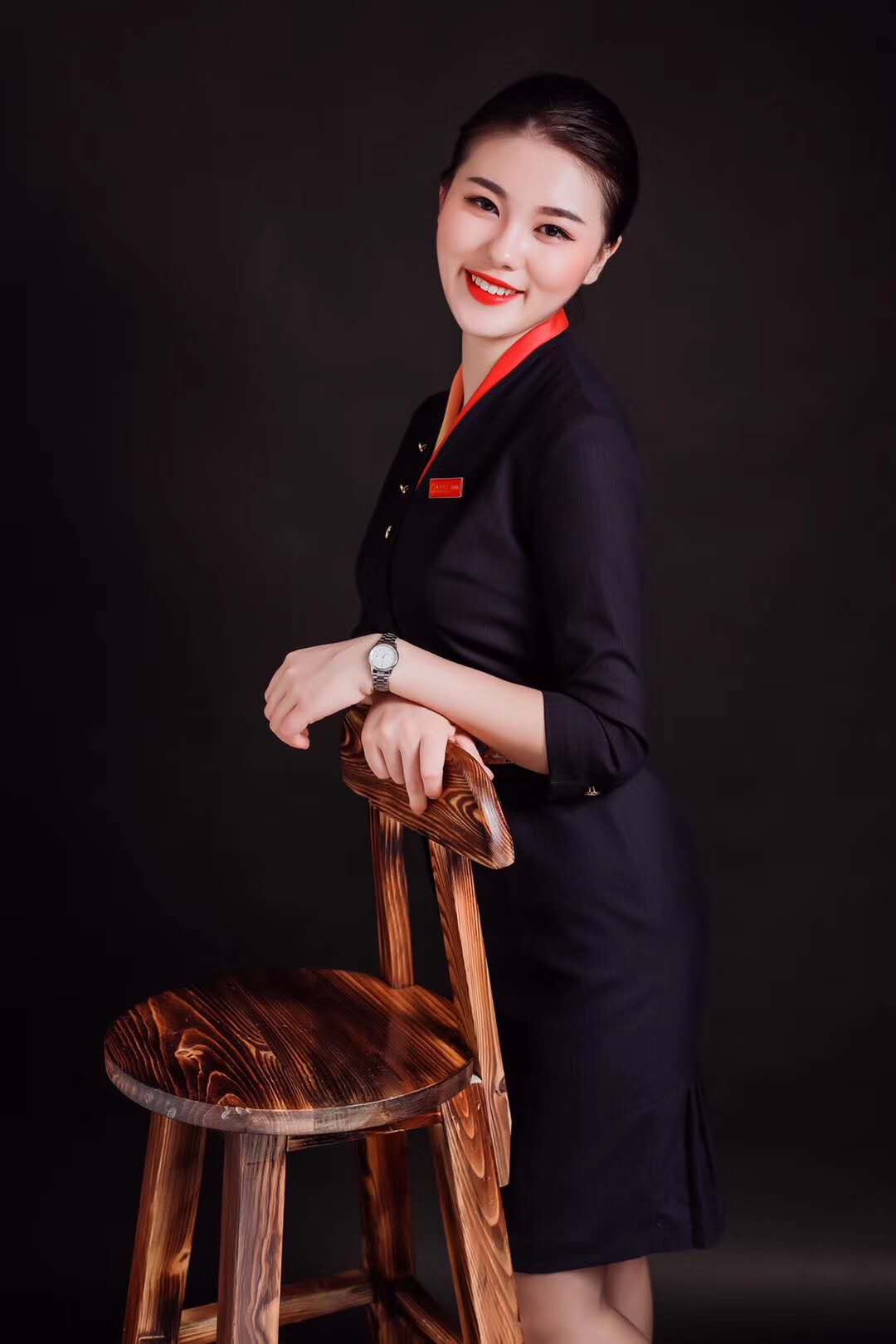 2015级航空服务专业学生王梓钦任职于成都航空公司客舱乘务员(图1)