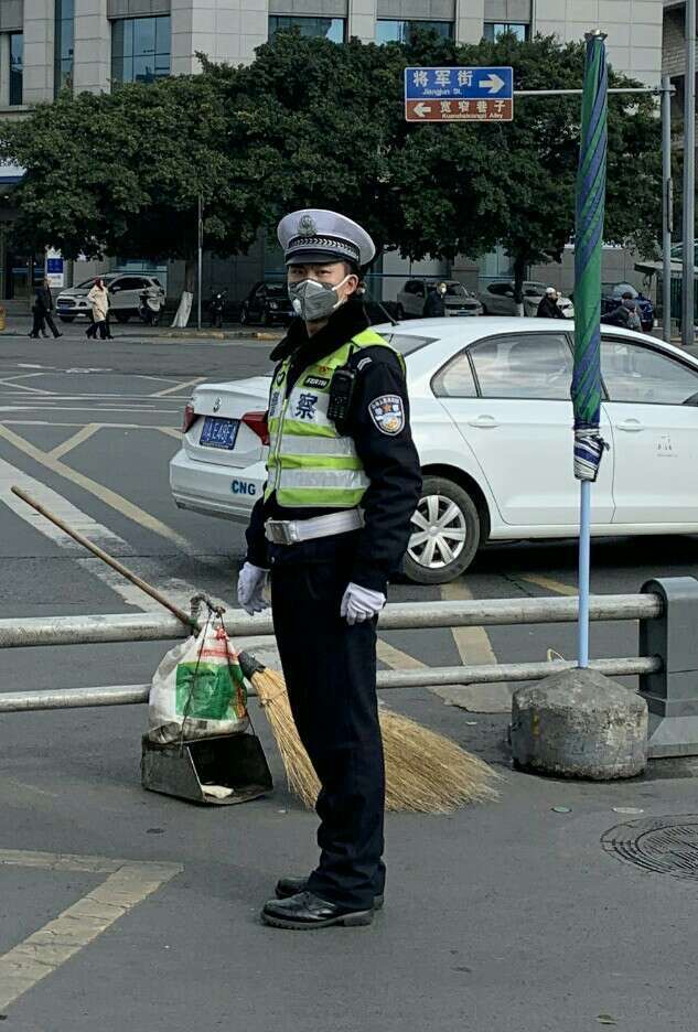 2015级航空服务专业学生张子牛任职于成都交通警察三分局(图1)